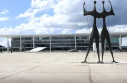 Homem é contido após ameaçar explodir artefatos na Praça dos Três Poderes em Brasília