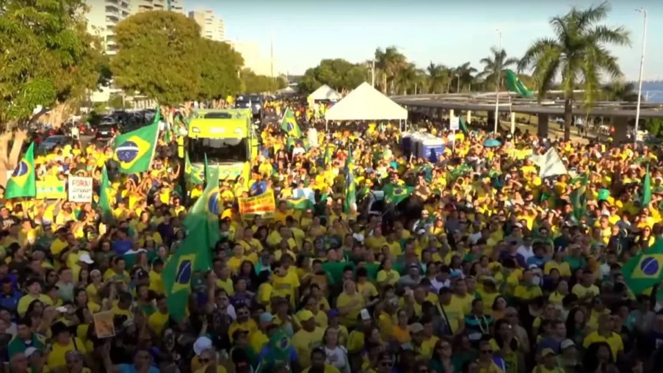 Protesto pró-Bolsonaro e contra governo Lula junta manifestantes na orla da Ponta Negra, em Manaus