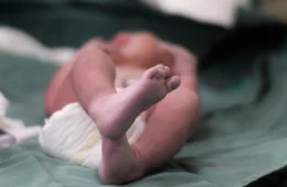 Recém-nascido é morto por pais no interior do Amazonas; casal suspeito é preso