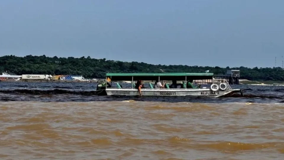 Vazante do Rio Negro continua e nível em Manaus fica abaixo de 28 metros