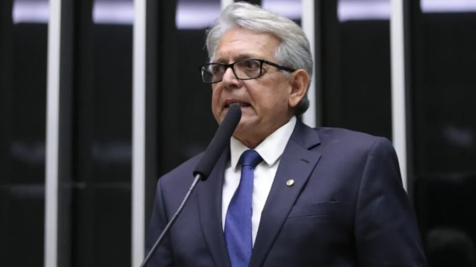 ‘Isso não está certo’, diz Pauderney sobre ‘taxa de pouca água’ na Zona Franca de Manaus