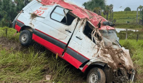 Ambulância do Samu capota no interior do Acre e dois profissionais ficam feridos