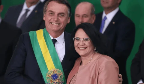 Às vésperas de julgamento, Bolsonaro recebe visita de Damares