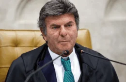 Fux pede tempo para revisar voto e atrasa condenação de Bolsonaro; entenda