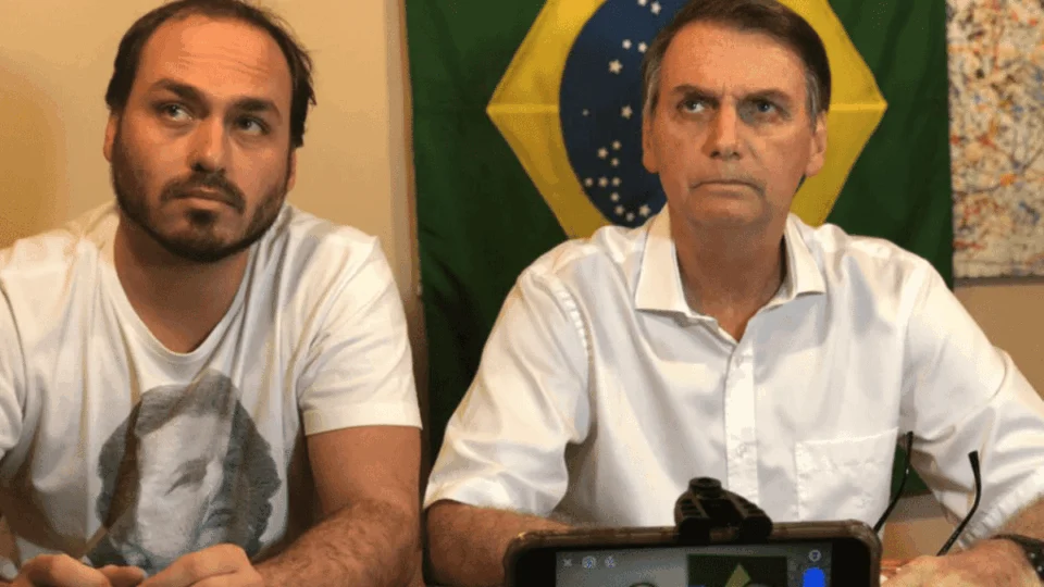 Carlos Bolsonaro diz que encontrou o pai ‘abatido e soluçando’ em visita na Papuda