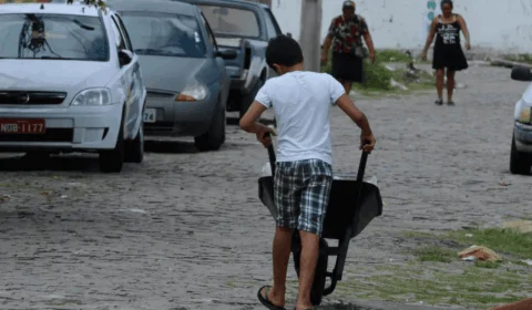 Trabalho infantil no Brasil atinge menor nível da série histórica, aponta IBGE