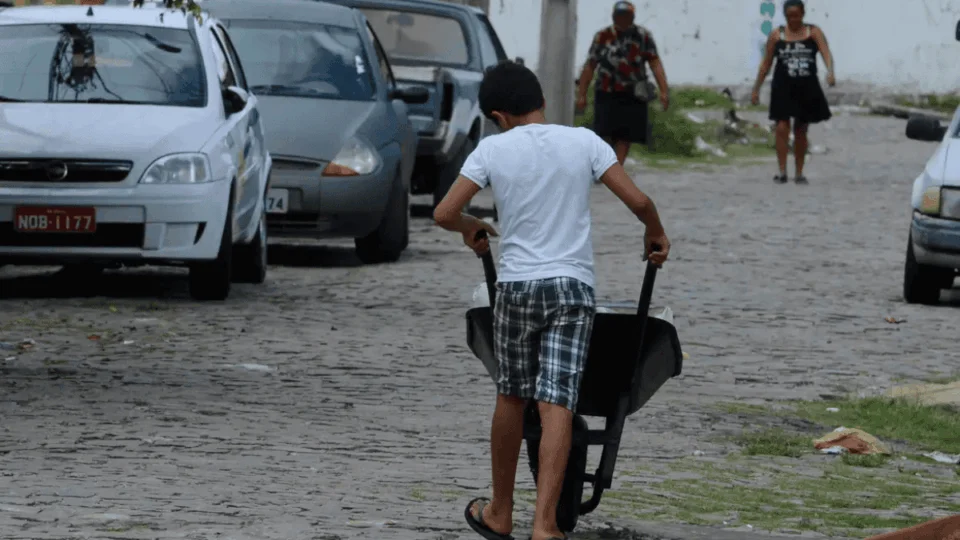 Trabalho infantil no Brasil atinge menor nível da série histórica, aponta IBGE