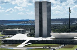 Eleitor dá aviso prévio para deputados e senadores
