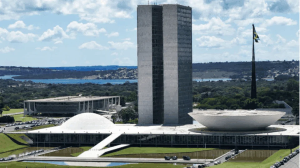 Eleitor dá aviso prévio para deputados e senadores