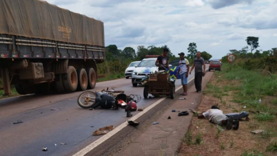 VÍDEO: quatro pessoas ficam gravemente feridas em acidente entre motos em Porto Velho