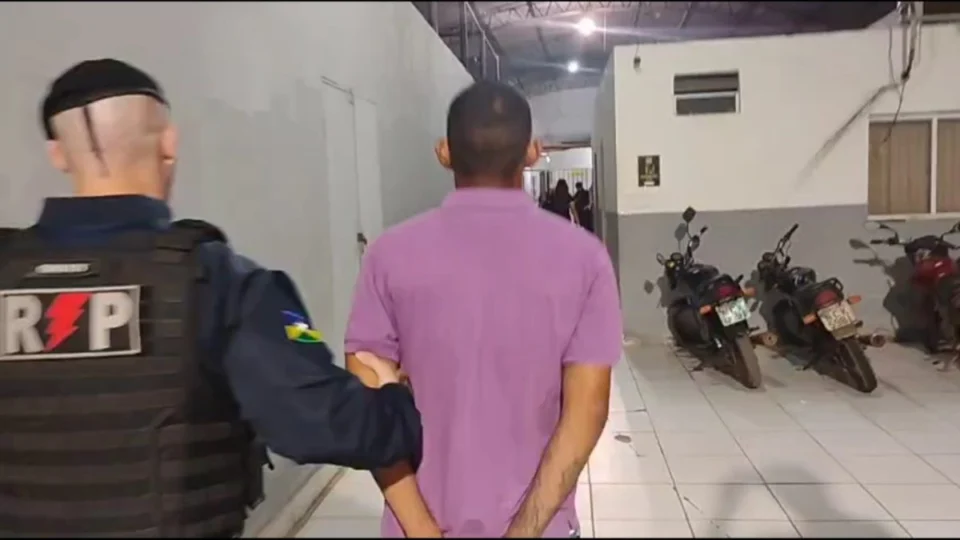 VÍDEO: homem acusado de tráfico é preso enquanto assistia jogo de futebol em Porto Velho