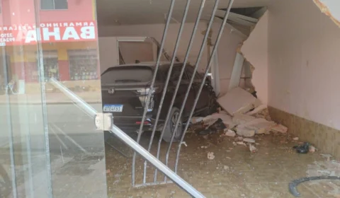 VÍDEO: Carro desgovernado destrói fachada de comércio na zona Sul de Porto Velho