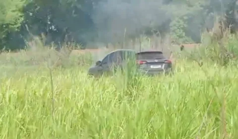 VÍDEO: Carro roubado é incendiado por criminosos em mata na zona Leste de Porto Velho