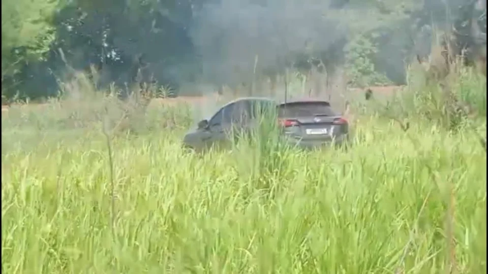 VÍDEO: Carro roubado é incendiado por criminosos em mata na zona Leste de Porto Velho