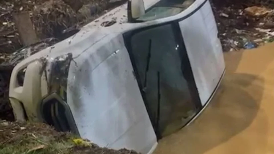 VÍDEO: Temporal provoca alagamentos e arrasta veículos em Buritis