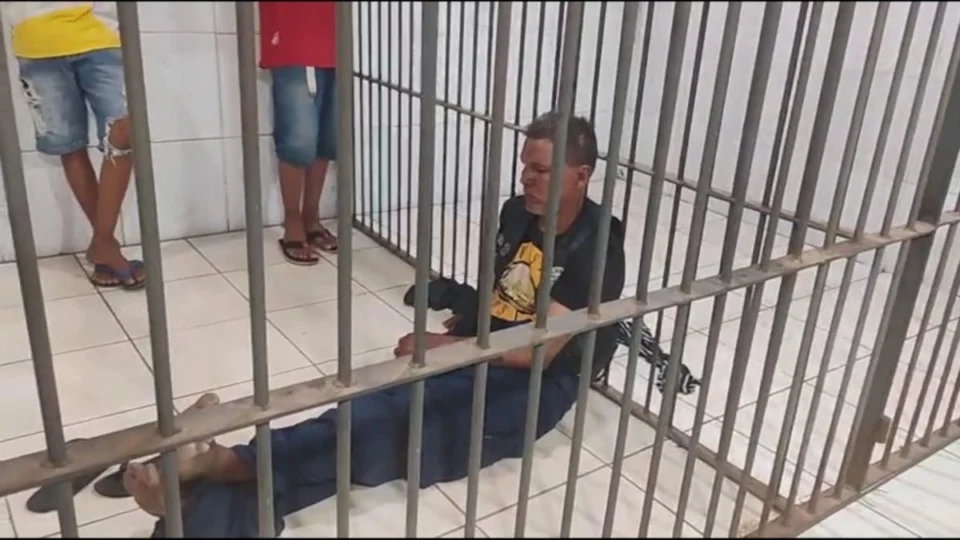 VÍDEO: Homem é preso após furtar duas latas de sardinha em supermercado de Porto Velho