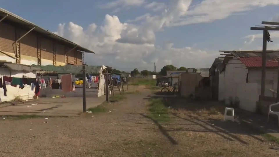 Indígenas Warao vivem à beira do despejo em área pública de Boa Vista