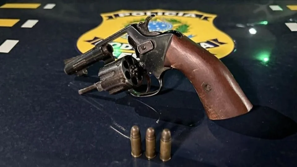PRF prende dois homens com arma de fogo em Cantá