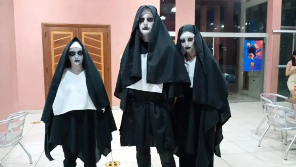 Fãs no Acre se fantasiam de freira em estreia do último filme de ‘Invocação do Mal’