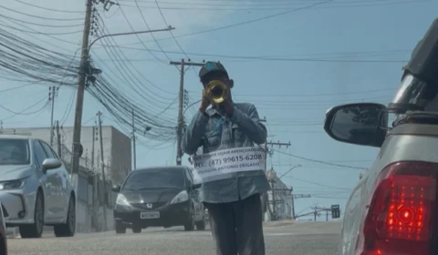 Venezuelano busca recomeço no Acre e toca trompete no trânsito para sobreviver