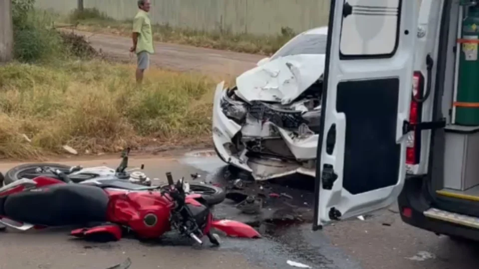 Homem e criança se ferem em colisão de moto com carro em Boa Vista