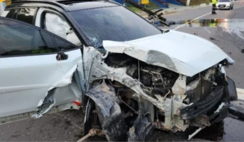 Carro derruba poste na Avenida do Turismo em Manaus mas ninguém se fere