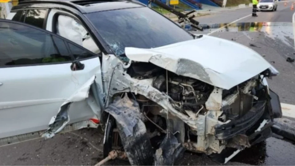 Carro derruba poste na Avenida do Turismo em Manaus mas ninguém se fere
