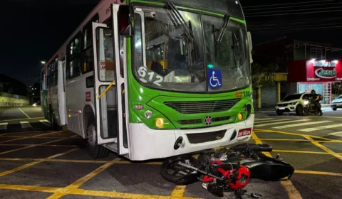 Acidente entre dois ônibus e duas motos deixa três pessoas feridas no Centro, em Manaus