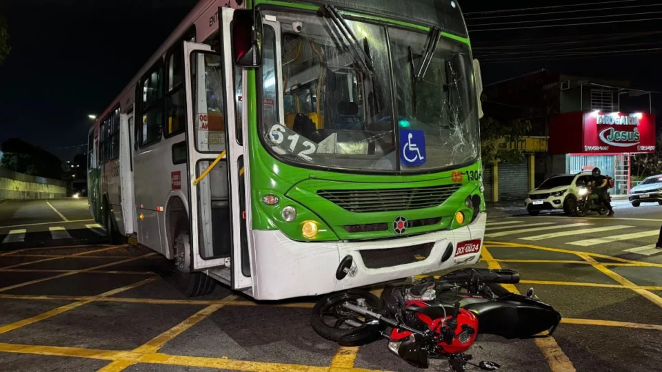 Acidente entre dois ônibus e duas motos deixa três pessoas feridas no Centro, em Manaus