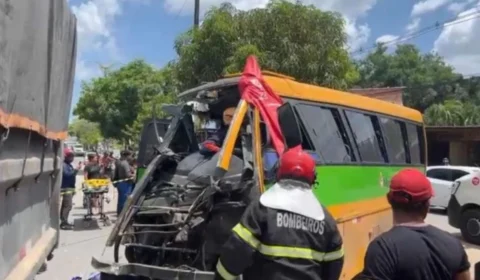 VÍDEO: acidente entre amarelinho e caçamba deixa 10 feridos em Manaus