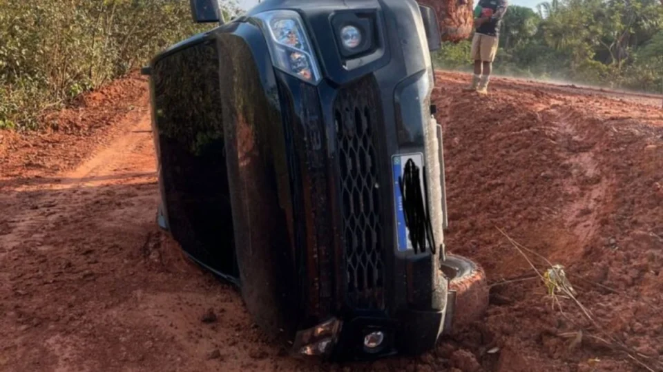 Equipe do deputado Amom Mandel sofre acidente na BR-319 durante gravações de documentário