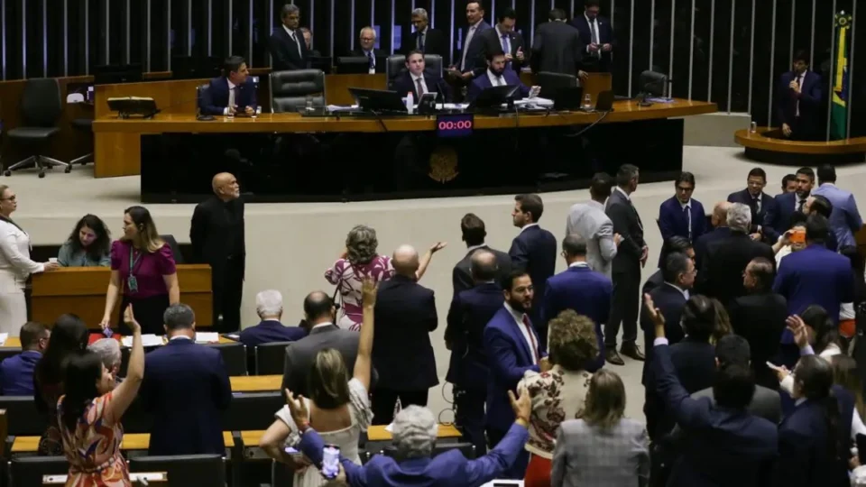 Projeto de anistia a golpistas do 8 de janeiro pode ser votado ainda hoje na Câmara; entenda a situação