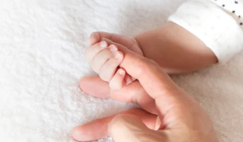 Bebê de 4 meses morre sufocado em Manaus após tia embriagada dormir ao lado