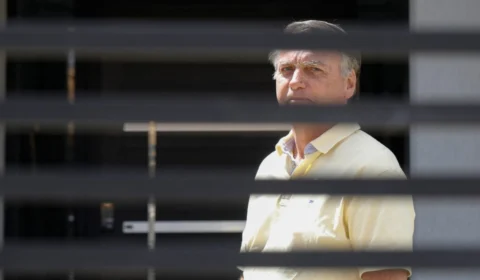 Bolsonaro deixa hospital após tratar lesões e retorna à prisão domiciliar; confira