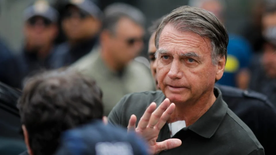 Bolsonaro é internado e passa a noite em hospital após mal-estar, pré-síncope e vômitos; entenda estado de saúde
