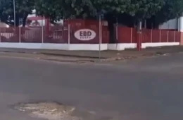 Mulher rompe joelho após cair em buraco na Ataíde Teive em Boa Vista