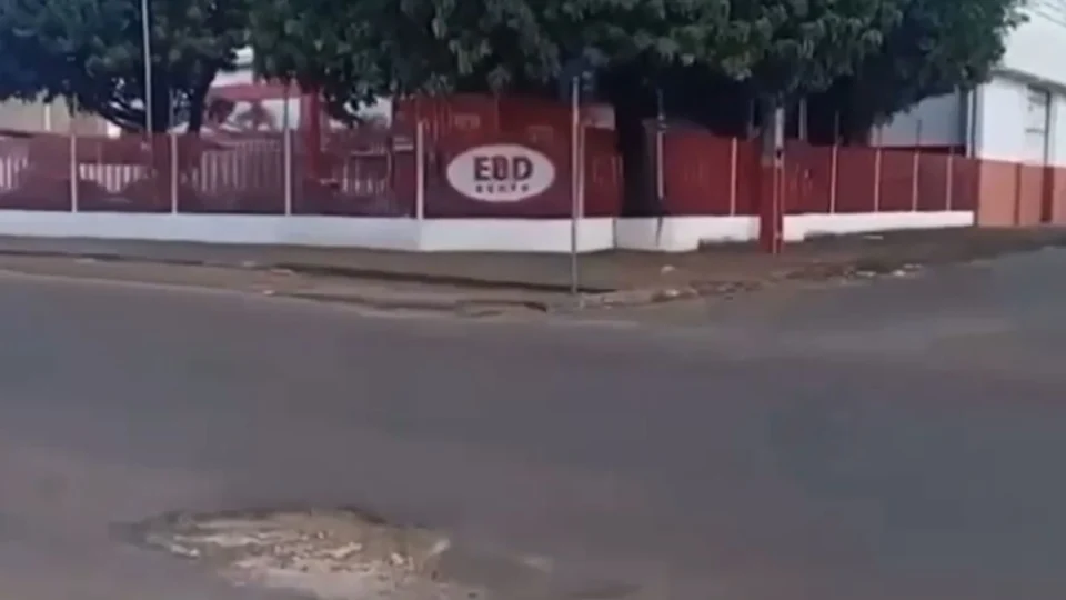 Mulher rompe joelho após cair em buraco na Ataíde Teive em Boa Vista