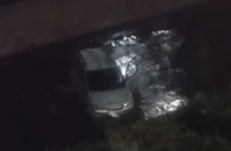 Motorista perde controle e carro despenca em igarapé na zona Oeste de Manaus