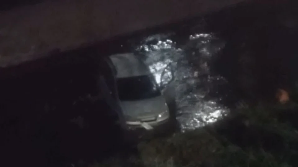 Motorista perde controle e carro despenca em igarapé na zona Oeste de Manaus