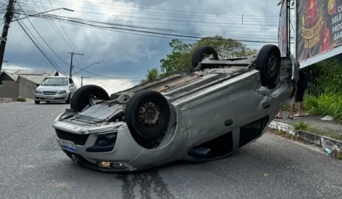 Carro de aplicativo capota com família dentro após colisão em Manaus; motorista foge sem prestar socorro