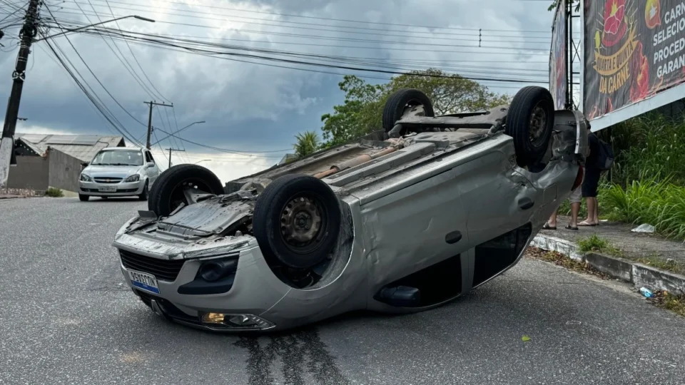 Carro de aplicativo capota com família dentro após colisão em Manaus; motorista foge sem prestar socorro