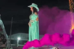 Chá revelação no palco! Candidata a Rainha do Rodeio emociona público