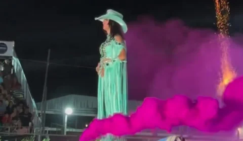 Chá revelação no palco! Candidata a Rainha do Rodeio emociona público