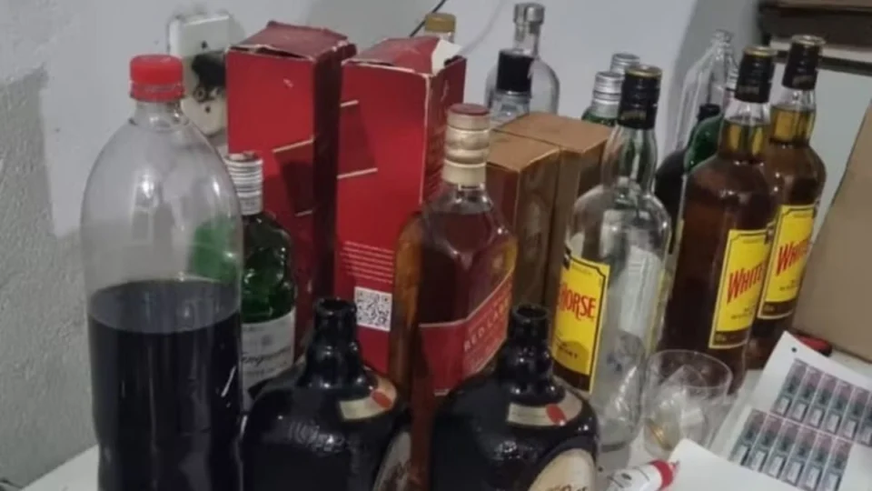 Dupla é presa por falsificar bebidas e picolés famosos e produtos infantis no Amazonas; entenda esquema
