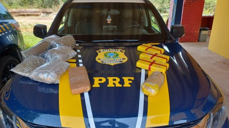 Adolescente é apreendido com 11 kg de drogas em táxi interceptado pela PRF