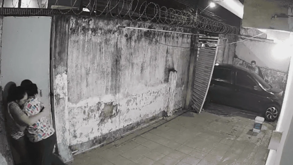 VÍDEO: família é feita refém por assaltante em garagem de casa no Amazonas