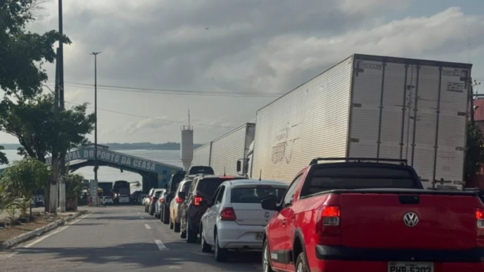 Feriado no Amazonas provoca fila quilométrica de veículos em Manaus; confira trecho