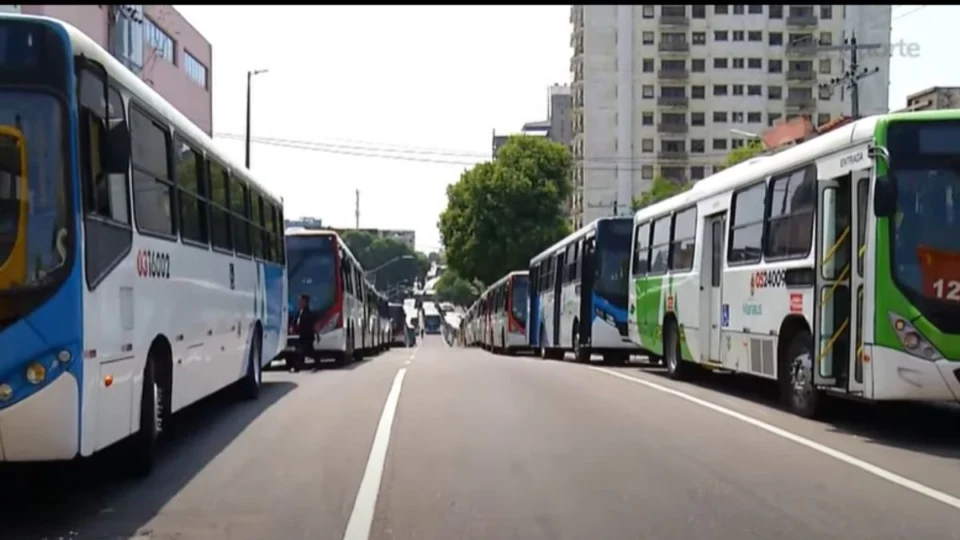 Greve de ônibus em Manaus volta a afetar milhares nesta sexta (12); veja vídeo