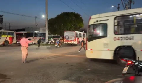 Greve de ônibus em Manaus é parcialmente suspensa para atender passageiros em horário de pico