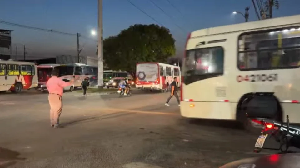 Greve de ônibus em Manaus é parcialmente suspensa para atender passageiros em horário de pico